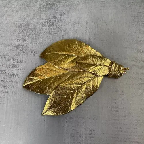 SAOYA Broche feuilles en métal doré vintage bijoux signé à restaurer
