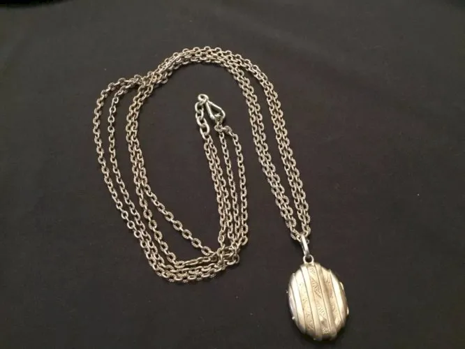 Sautoir chaîne de montre en argent et pendentif porte photo porte reliquaires