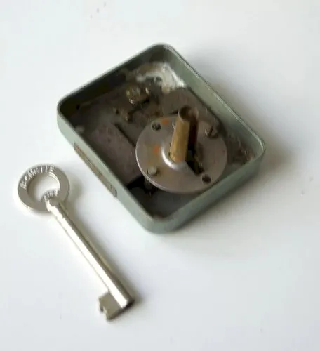 serrure ancienne de porte de meuble Bricard pose en applique n° 1