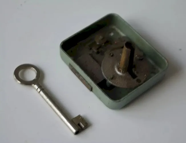 serrure ancienne de porte de meuble Bricard pose en applique n° 2