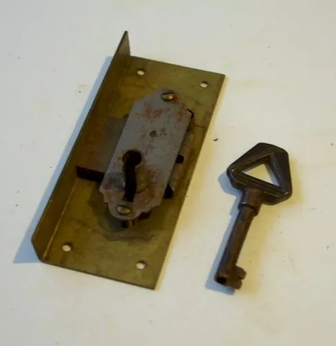 serrure ancienne de porte de meuble fer et laiton