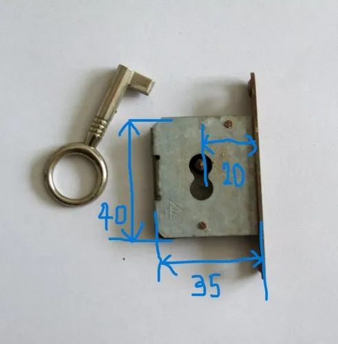 Serrure de meuble tire gauche Huwil avec sa cle coffre 40x35 mm axe 20 mm