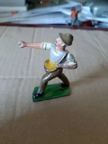 soldat en plomb ou autre . personnage ferme semeur