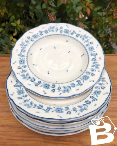 Soucoupes Tablemates blanches motifs petites fleurs bleues