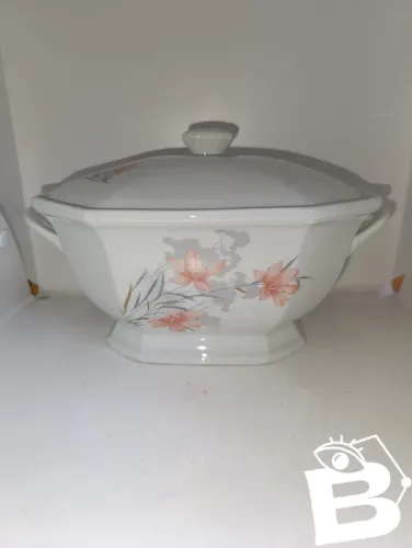 soupiere à decor floral signée de la porcelaine de sologne en bon etat