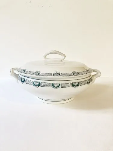 Soupière en demi-porcelaine de St-Amand