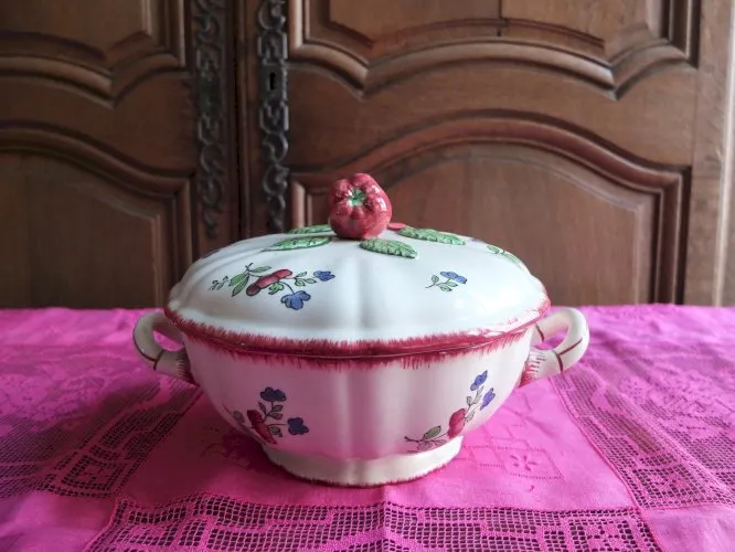 Soupière en faïence de Gien