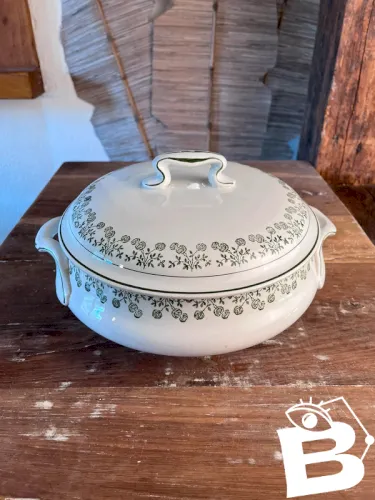 Soupière en terre de fer ancienne