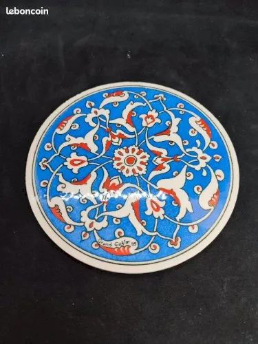 Sous plat en ceramique turque signé Grand Caglar 05 en bon etat( made in chiner)