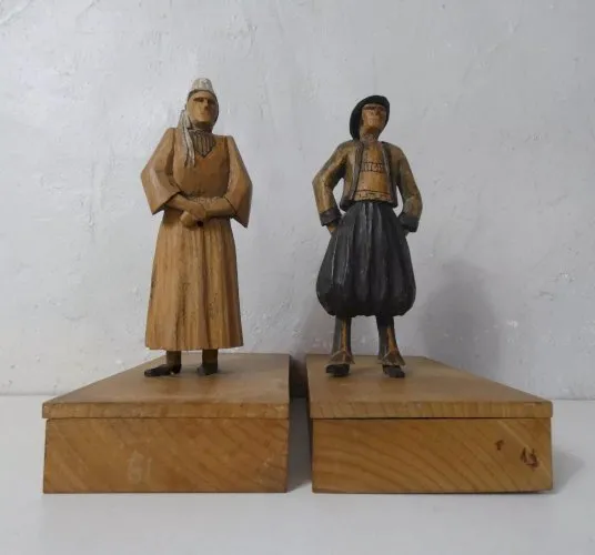 style Quimper breton et bretonne en bois sculpté signé GUITTER art populaire