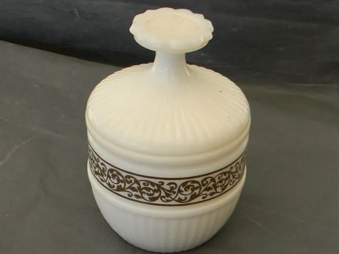 Sucrier bonbonnière en opaline.