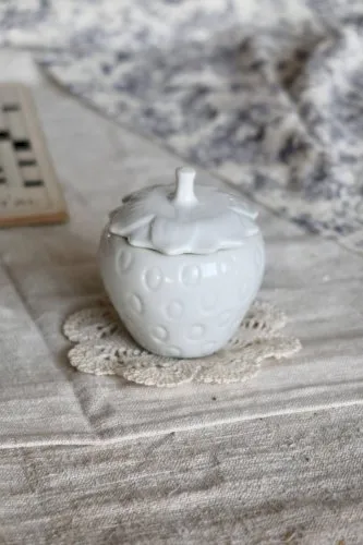 Sucrier, bonbonnière en porcelaine blanche en forme de fraise