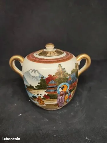 Sucrier dorigine japonaise signé à decor de paysage et geisha en bon etat hauteur 12cm