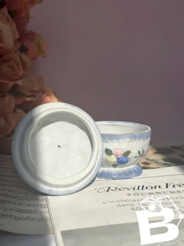 Sucrier ou bonbonière violette barbotine motif fleuri et pommes type porcelaine anglaise