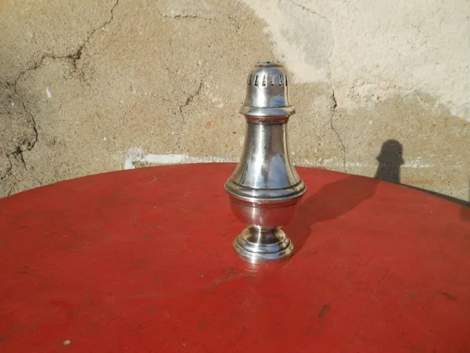Sucrier saupoudreur en métal argenté ancien
