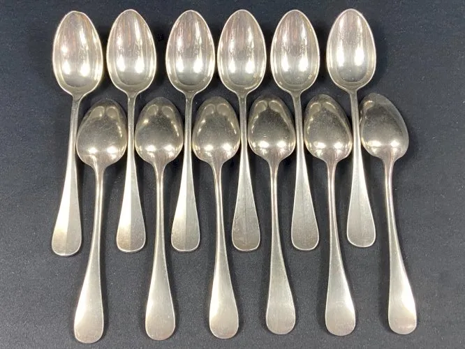 Suite de 12 cuillères à café en métal argenté modèle jonc baguette
