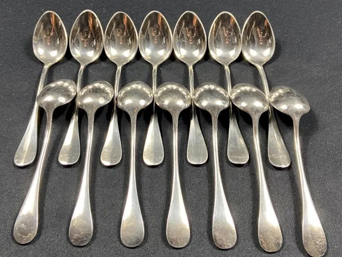 Suite de 12 petites cuillères à moka en métal argenté signé ERCUIS