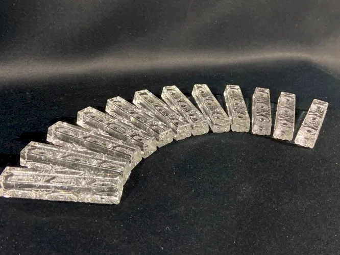 Suite de 12 porte-couteaux verre ou cristal moulé décor pointes de diamant