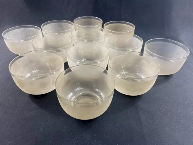 Suite de 12 rinces doigts en cristal dépoli BACCARAT fin XIXe début XXe