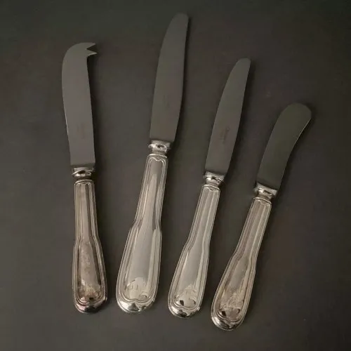 Suite de 14 couteaux en métal argenté maison Christofle modèle uniplat M2548