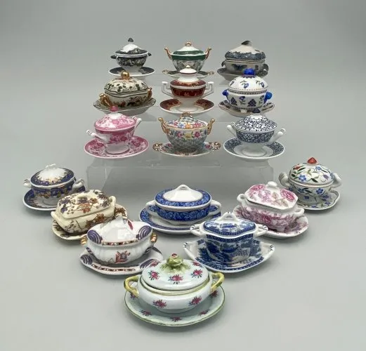 SUITE DE 17 SOUPIERES MINIATURES EN PORCELAINE ART PA H3797