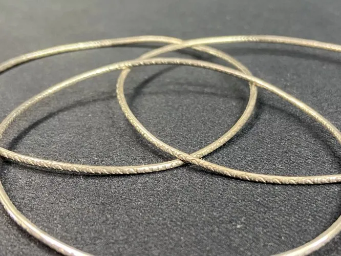 Suite de 3 bracelets en argent à décor ciselé