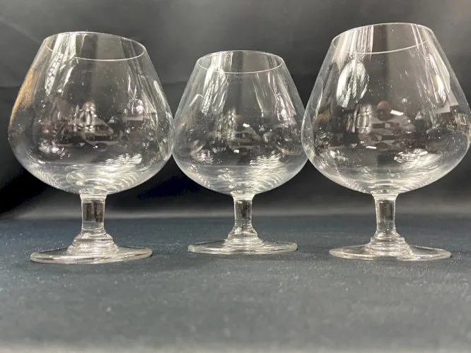 Suite de 3 verres à Cognac en cristal signé SAINT LOUIS