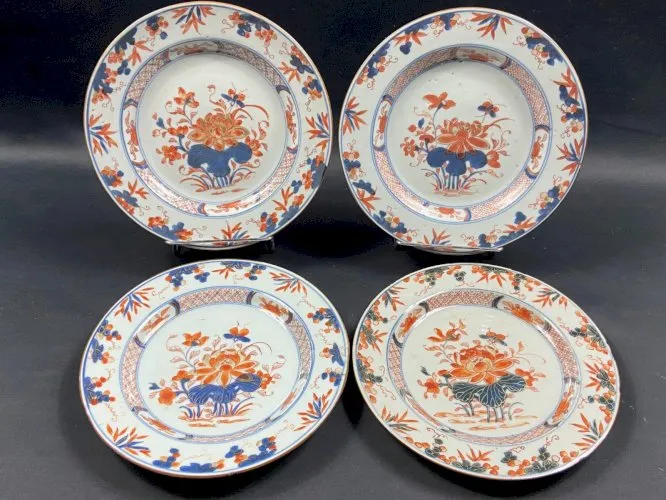 Suite de 4 assiettes en porcelaine Compagnie des Indes époque XVIIIe
