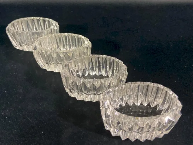 Suite de 4 salerons oblongs en cristal taillé pointe de diamant