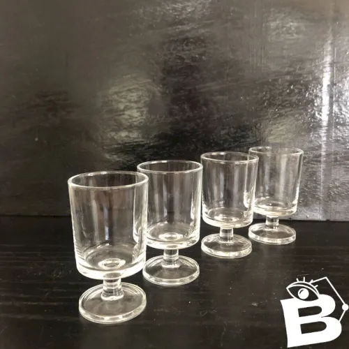 Suite de 4 verres à digestif