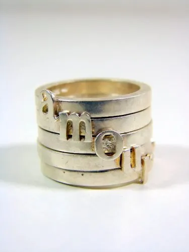 Suite de 5 Bagues Ag 925 Décor de Lettres AMOUR Taille 54/55 Ptotal 20,2 grs.