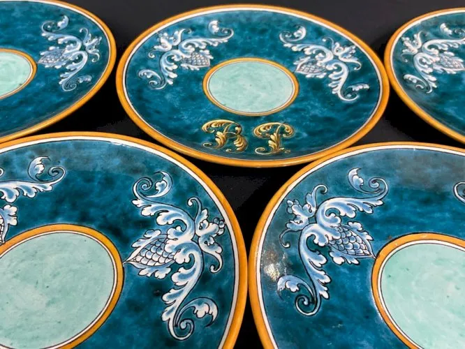 Suite de 5 sous-tasses en faïence de Blois Ulysse Balon décor fleur de lys