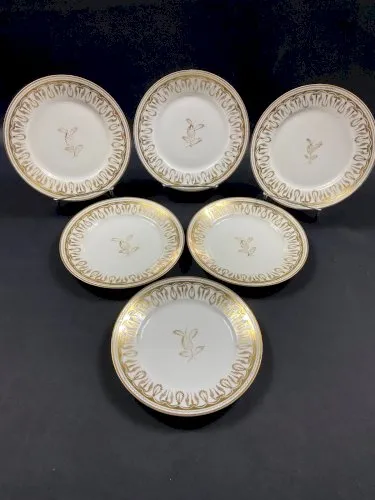 Suite de 6 assiettes à dessert en porcelaine Vieux Paris décor palmettes or XIXe