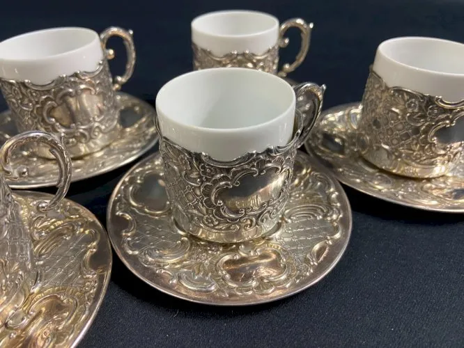 Suite de 6 montures de tasses et 6 sous-tasses en argent massif de style Régence