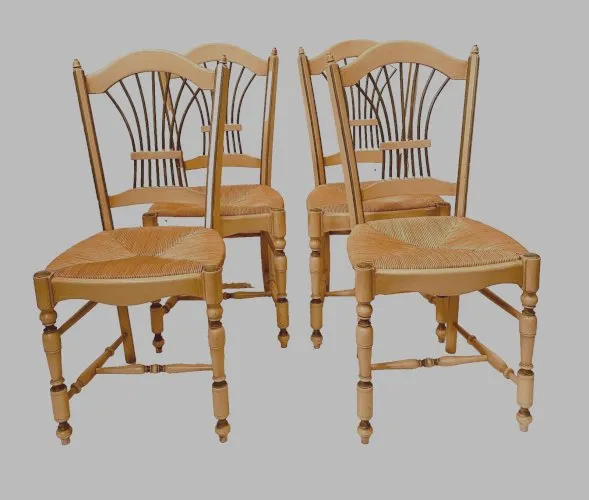 Suite de quatre chaises de style Provencal en hetre patiné XX siècle