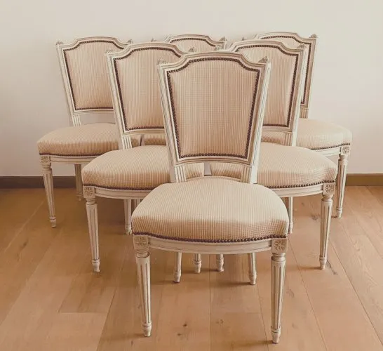 Suite de six chaises en hetre patiné XX siècle