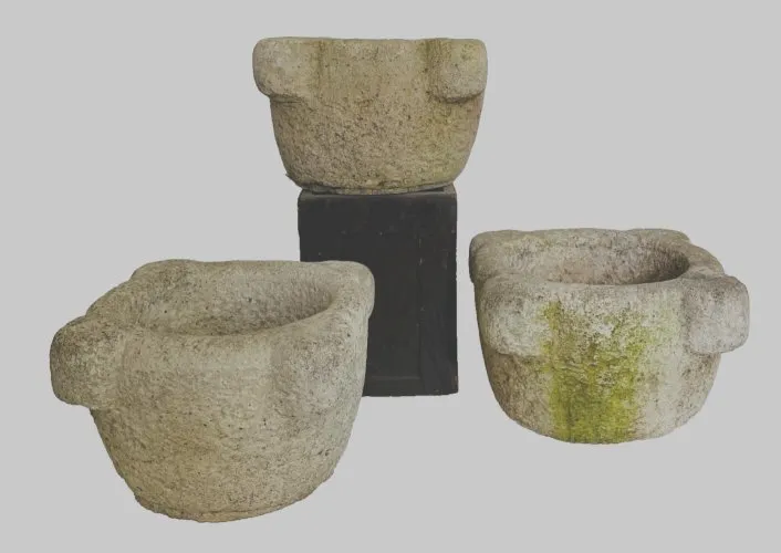 Suite de trois mortier a oreilles en pierre du XVIII siècle