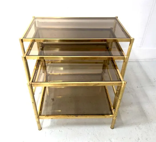 Suite de trois tables gigognes de style en laiton et verre fumé XX siècle