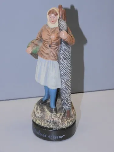 - SUJET SOUVENIR BORD de MER SAINT PALAIS TERRE CUITE PEINTE FEMME de Pêcheur D