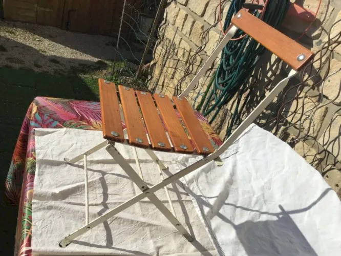 Superb Ancienne petite chaise pliable d'enfant en bois et fer début 20è jardin