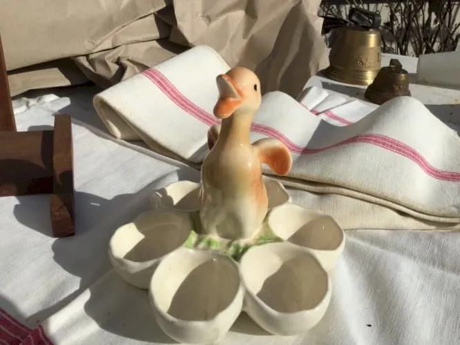 Superb PRÉSENTOIR A OEUF POUSSIN COQUETIERS PORCELAINE ST-CLÉMENT TBE