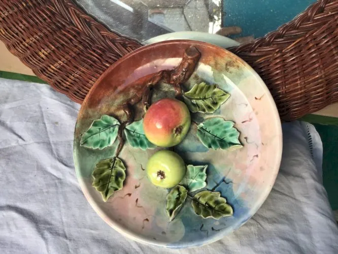 SUPERBE ASSIETTE BARBOTINE trompe l'oeil décor GRAPPE POMMES en relief ORCHIES