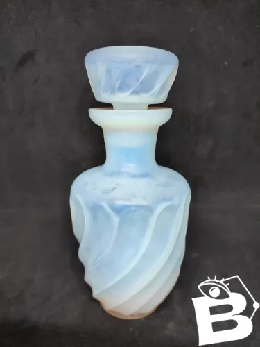superbe bouteille a parfum en verre opalin en bon etat