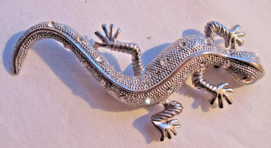SUPERBE Broche Art Déco en métal, couleur argentée avec strass: Une Salamandre