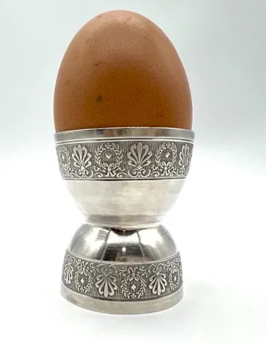 Superbe coquetier en argent massif – Poinçon Minerve – décor ciselé – 25g – 19em