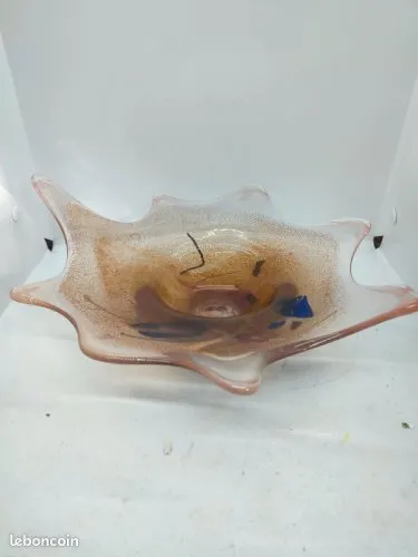 Superbe coupe en verre de forme original avec incrustation de couleur signée Patrick Lepage le poete de la transparence en bon etat (made in chiner)