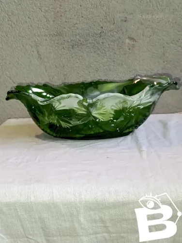superbe coupe en verre taillé vert et blanc mêlées en bon etat