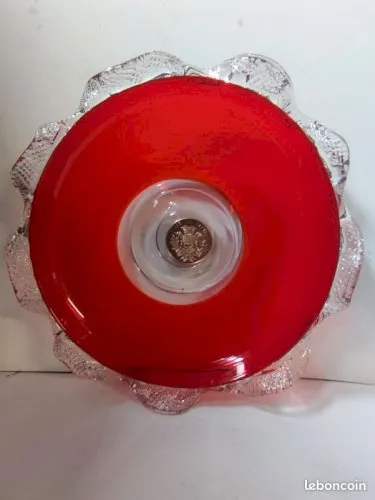 Superbe grande coupe en verre typique murano avec incrustation dune piece de la ville de paris exposition internationnal 1898 en bon etat(made in chiner)