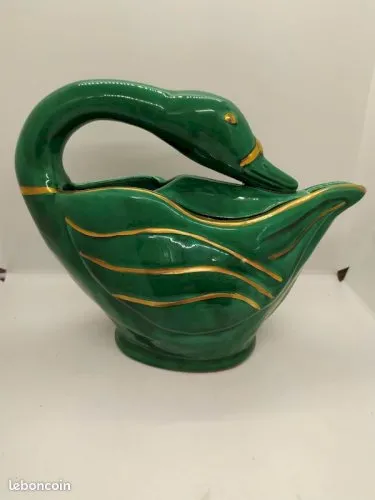 Superbe pichet en forme doie se reposant des annees 40-50 en ceramique dans le gout de St Clement( made in chiner)