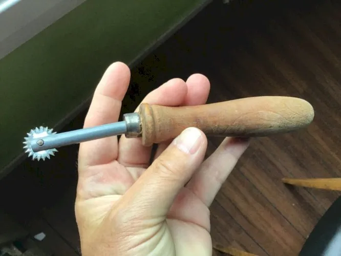 Superbe roulette ancienne à cranter le cuir Bourrelier cordonnier outils ancien